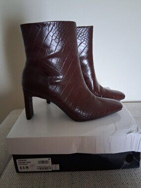 Alfani Brwn Croc booties